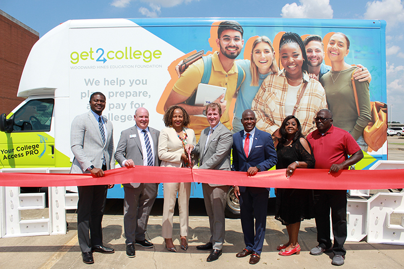 Ribbon-cutting of mobile center